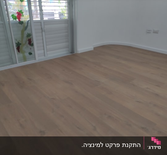 רצפת פרקט עץ בחדר ריק עם חלון